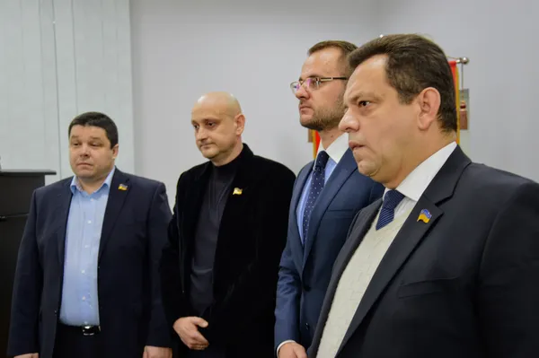 Четверо керівників фракцій вирішили офіційно заявити про своє нерозуміння, чому сесія не почалася вчасно