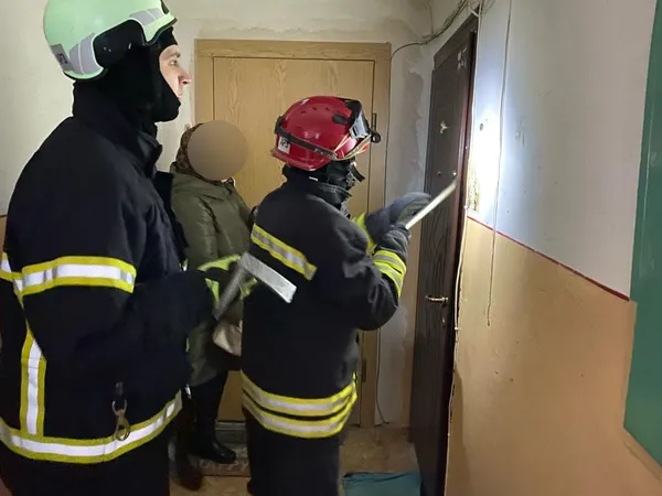 Донька не виходила на зв'язок: у Луцьку рятувальники відчинили двері квартири на ЛПЗ