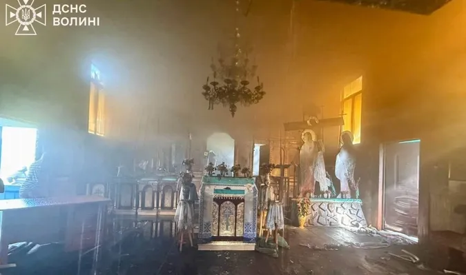 На Волині горіла дерев'яна церква: рятувальники майже дві години боролися з вогнем (фото)