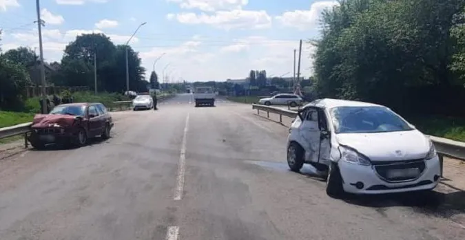 Постраждали троє людей: у Луцьку на Окружній BMW протаранив Peugeot (фото, відео)