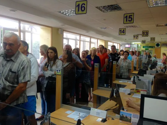 У луцькому ЦНАПі – «аншлаг» на закордонні паспорти
