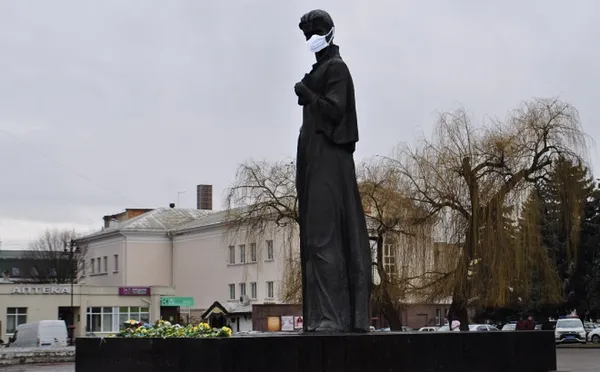 Якби луцькі пам'ятники були в режимі карантину (фото)