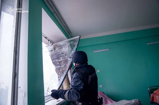 У Глухові під завалами на місці ворожого удару загинули 12 людей (фото)