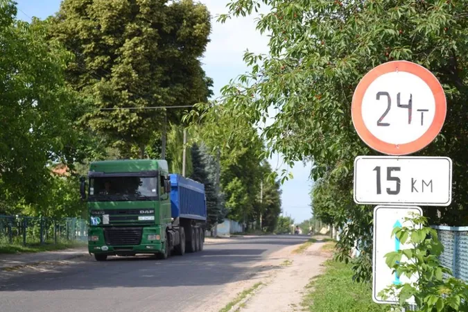 Луцька будівельна фірма руйнує дорогу в Рожищі, – міський голова