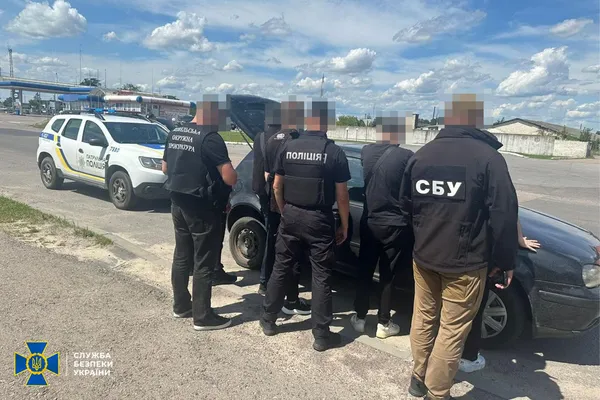 «Квиток» за кордон – 5 тисяч доларів: СБУ зірвала схему втечі ухилянтів на Волині
