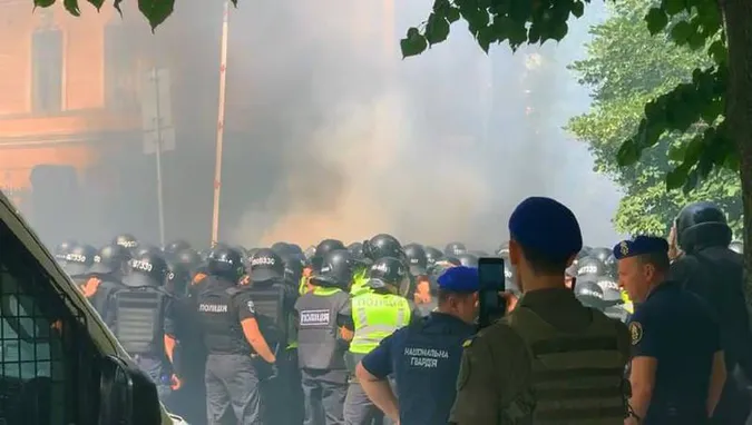 Під Офісом президента на вулиці Банковій розпочався протест