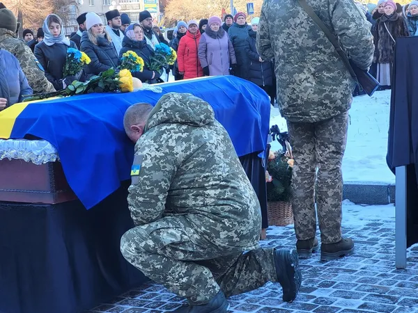 Майже 14 місяців очікування: у Ковелі попрощалися з воїном Романом Ющенком (фото)