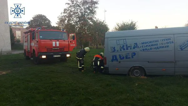 У Торчині застряг завантажений бус волонтерів (фото)