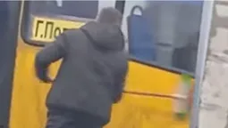 🚌 У Луцьку водій маршрутки мив автобус водою з калюжі (відео)