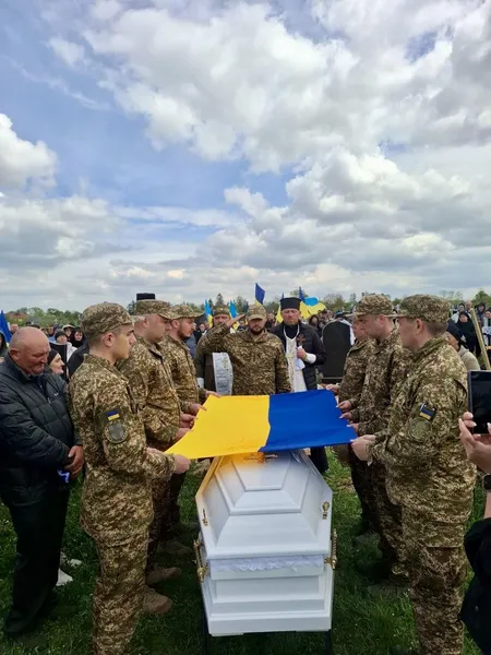 У рідному селі на Волині попрощалися з загиблим на Донеччині воїном Петром Олендром