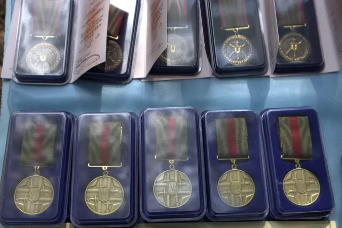 Комбриг волинської ТрО вручив бійцям і бійчиням нагороди (фото)