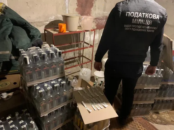 Nemiroff і Medoff: у луцькому підвалі виготовляли «брендовий» алкоголь (фото)