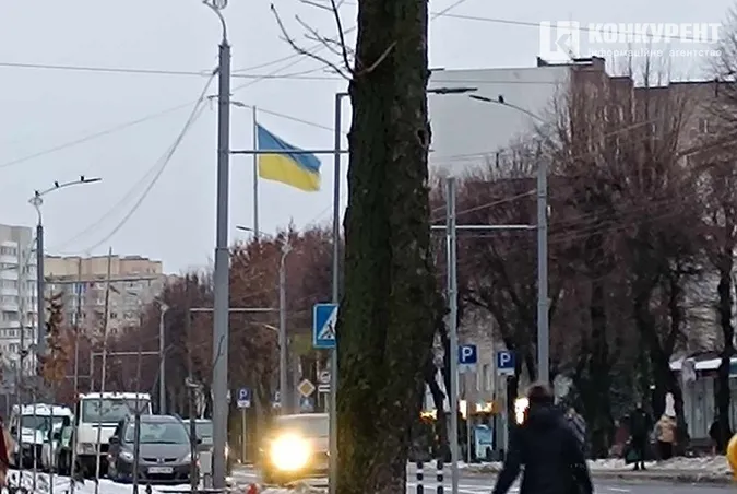 Найвищий прапор знову височіє на Київському майдані (фото)