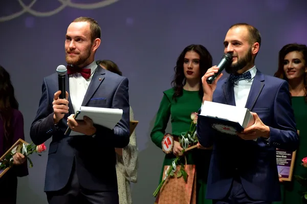 Ведучі Роман Полторак та Олег Гладун