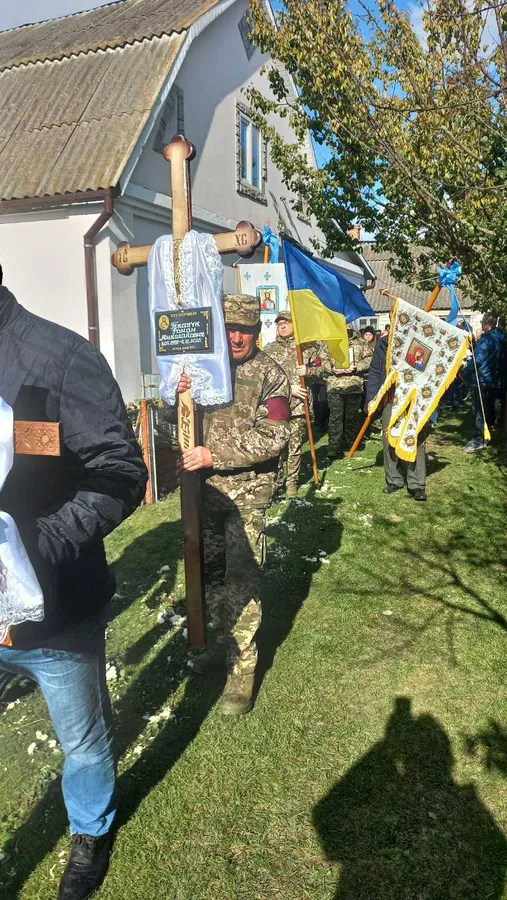 Навіки 28: на Волині провели в останню путь полеглого воїна Романа Ткачука (фото)