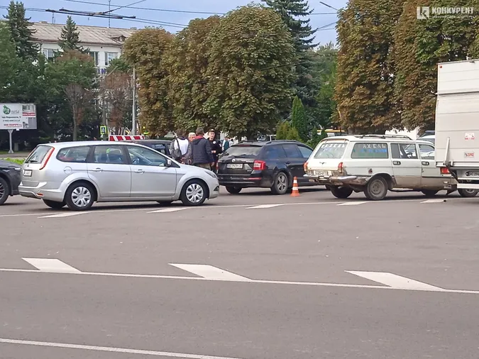 Аварія біля «історичного» спричинила величезний затор у центрі Луцька (фото)