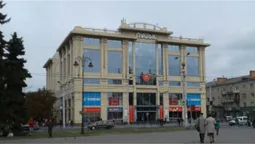 Біля луцького ЦУМу зняли одну з найбільших рекламних вивісок (фото)