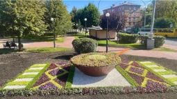 У Києві з'явилася клумба з тарілкою борщу (фото)