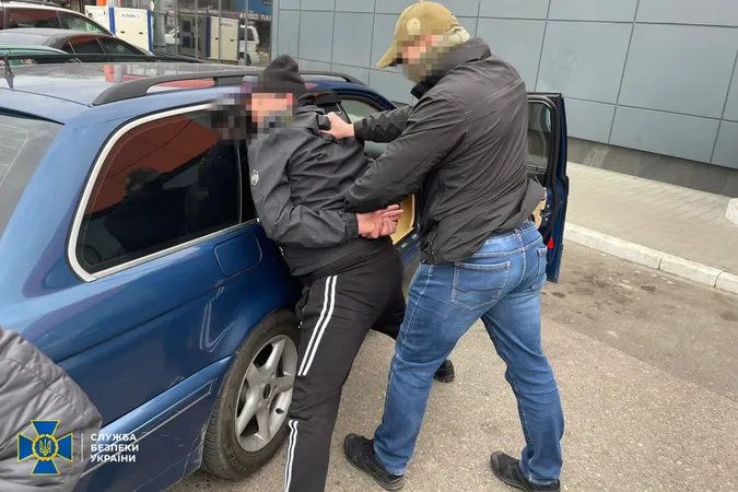 СБУ викрила шахраїв, які видурювали гроші у родичів загиблих воїнів (фото)