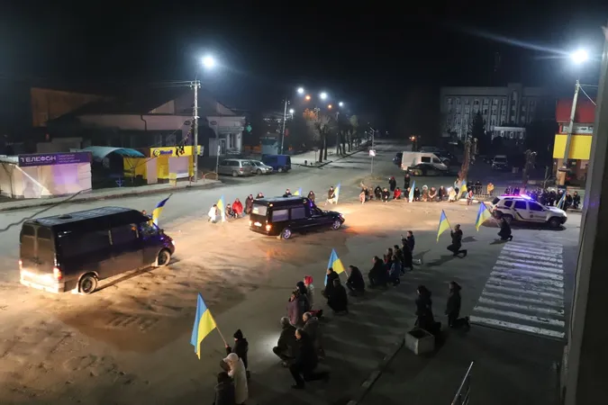 З квітами і на колінах: Волинь зустріла тіло 29-річного Героя Олександра Парфелюка (відео)