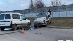 Citroen «влупився» у Reno: у Нововолинську сталася аварія через пʼяну водійку (фото)