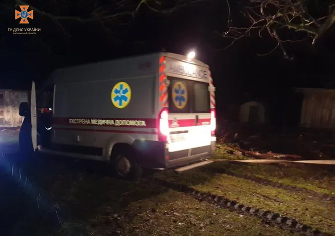 На Волині «швидка» вночі загрузла у багнюці (фото)
