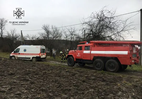 На Волині застрягла «швидка» з вагітною жінкою (фото)
