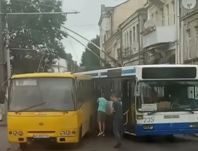 У центрі Луцька зіткнулися маршрутка і тролейбус: деталі (фото)