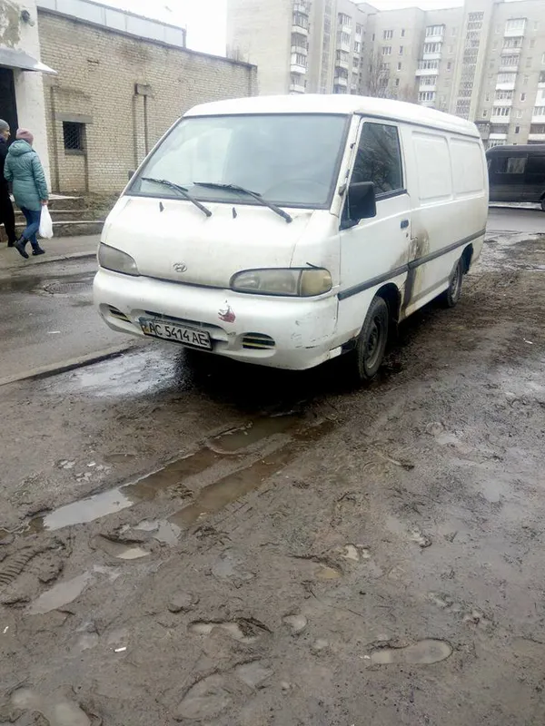 У Луцьку засіяний мешканцями газон роз’їздили автівки (фото)