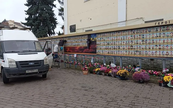 У центрі Луцька розпочали розширювати стенд пам'яті захисників
