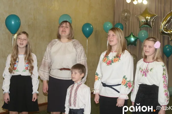 Для всіх гостей виступила талановита сім’я, дітей якої виховували і ще досі виховують у цьому садочку