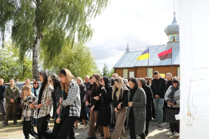 Прапор вручили синові: на Волині попрощалися із Героєм Сергієм Кацавальським (фото)