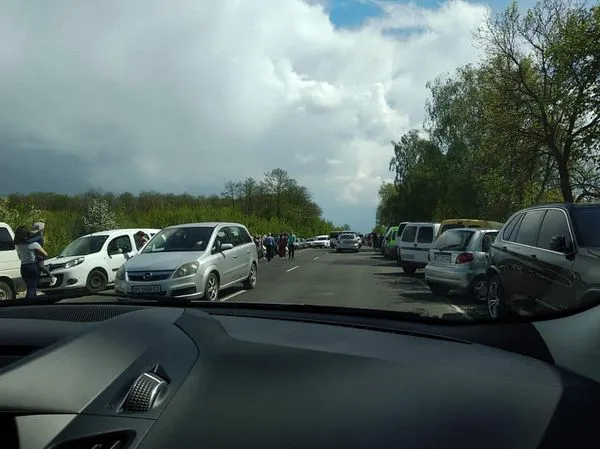 Усі у «Волинську Голландію»: на трасі Луцьк-Ковель утворився затор (фото)