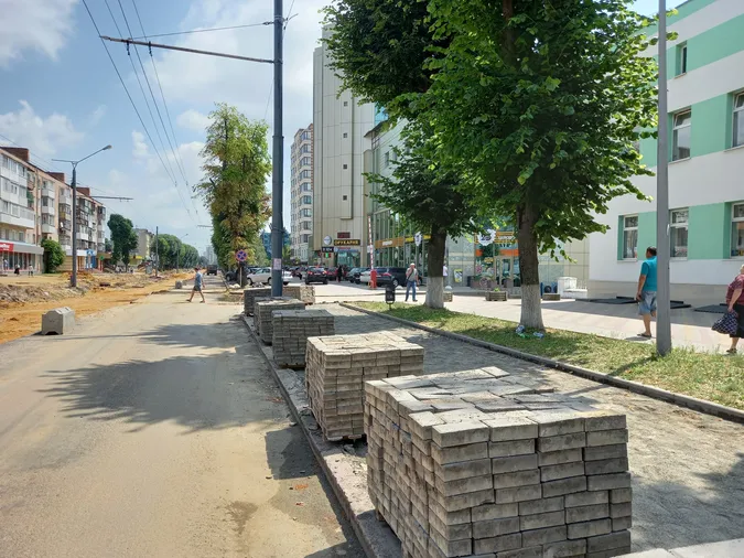 Знімають бруківку із тротуарів: що коїться на проспекті Волі у Луцьку (фото)