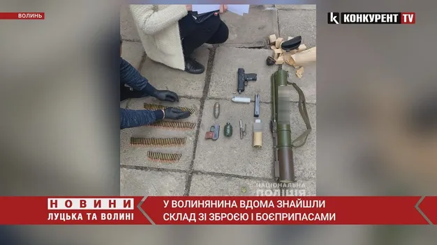 У помешканні волинянина знайшли цілий арсенал і наркотики (фото, відео)