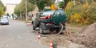 У Ковелі водопровід прогнив наскрізь: на вулиці Степана Бандери стався витік води (фото)