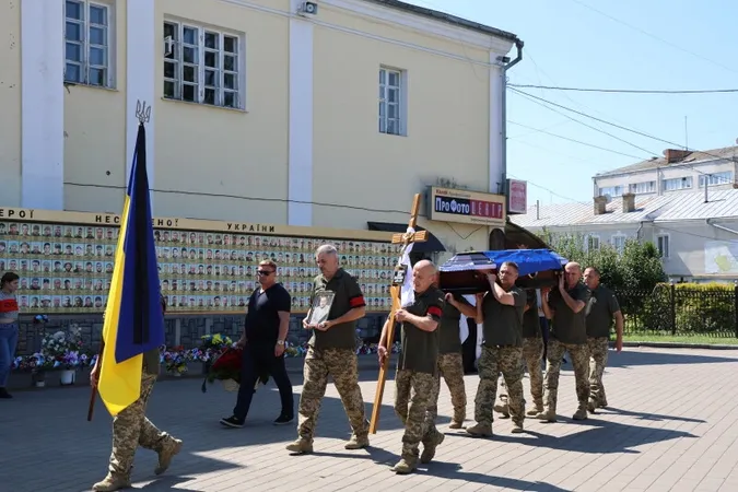 У Луцьку попрощалися з Героєм Дмитром Солонніковим (фото)