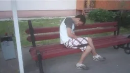 У Луцьку розігнали п'яниць, які спали на лавках (фото)