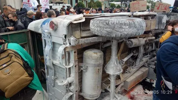 На мітингу проти Авакова в Києві підпалили «бобік» (ФОТО, ВІДЕО)