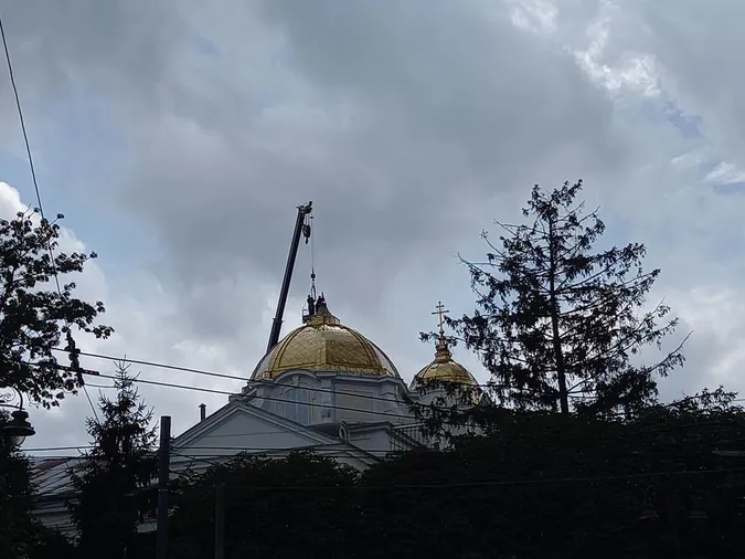 На соборі в центрі Луцька зняли хрест: що відбувається (фото, відео)