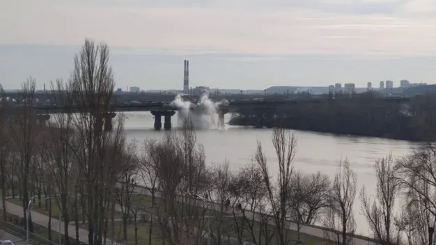 Прорвало теплотрасу: літри гарячої води виливаються в Дніпро (ВІДЕО, ФОТО)
