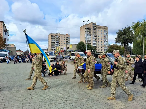 У Ковелі попрощалися із Захисником Петром Коломійчуком, який загинув у ДТП на Дніпропетровщині (фото)