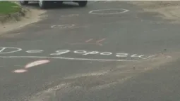 «Де дороги?» У Рожищі фарбою обмалювали ями на дорогах (фото)