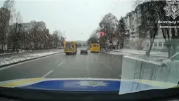 На переході були люди: у Луцьку водій маршрутки пролетів на «червоний» (відео)