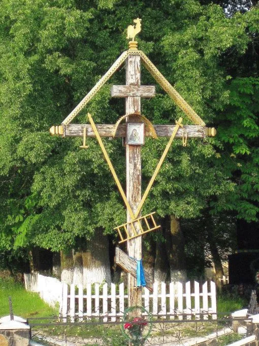 с. Залісоче, Ківерцівщина.
Хрест має дашок. На вершині - півень, що проспівав тричі при зреченні апостола Петра