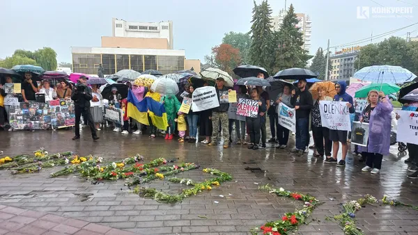 Сльози, квіти та плакати: у Луцьку рідні полонених захисників «Азовсталі» провели акцію (фото, відео)