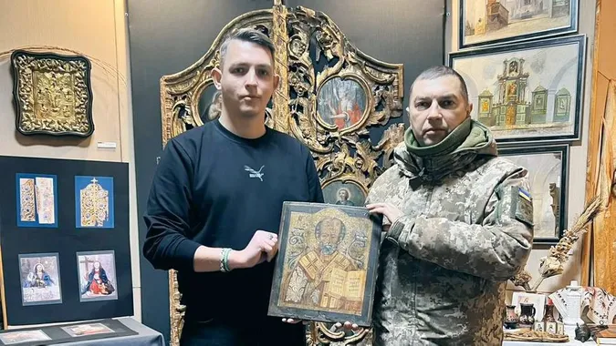 З’явилася після вибуху: волинський воїн привіз із Донеччини давню ікону, яку знайшов у руїнах