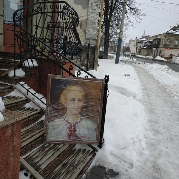У Луцьку портрет Лесі Українки мандрує стежками, де ходила письменниця в дитинстві (фото)