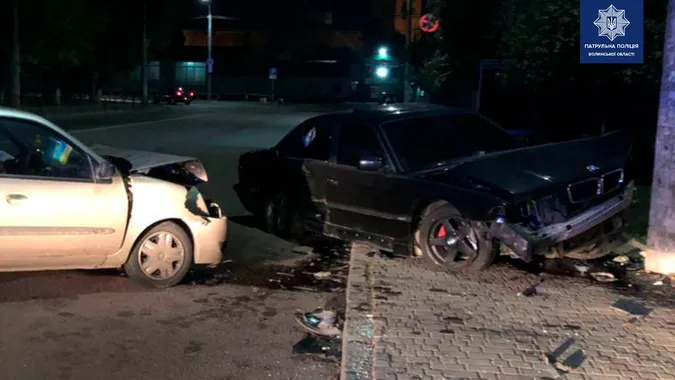 У Луцьку BMW врізалося в Renault: винуватець втік (фото)