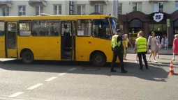 У центрі Луцька маршрутка збила пенсіонера на переході (фото, відео)